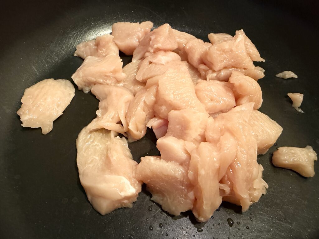 鶏むね肉をフライパンでカットした状態