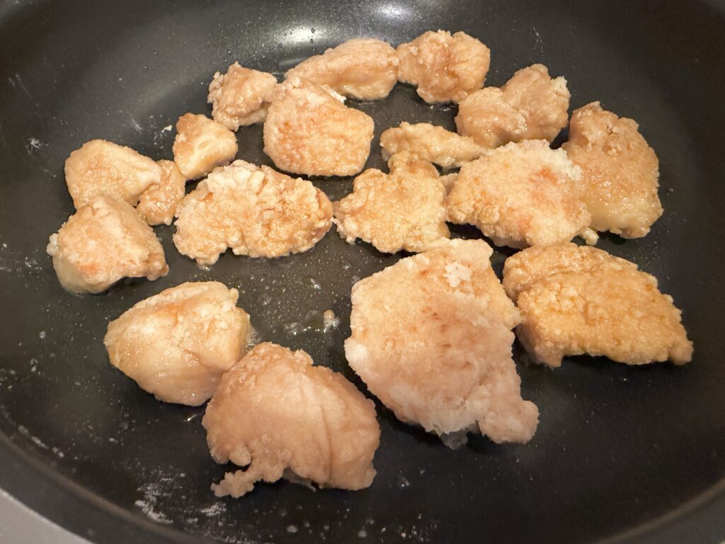 焼き色がついた鶏胸肉の唐揚げ