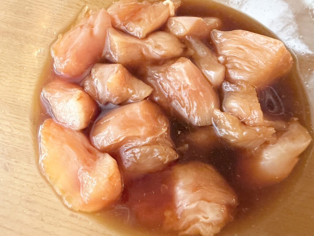 鶏胸肉の唐揚げの下味（醤油・酒・生姜）を漬けている状態