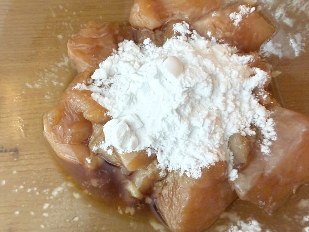 鶏胸肉に片栗粉をつける工程