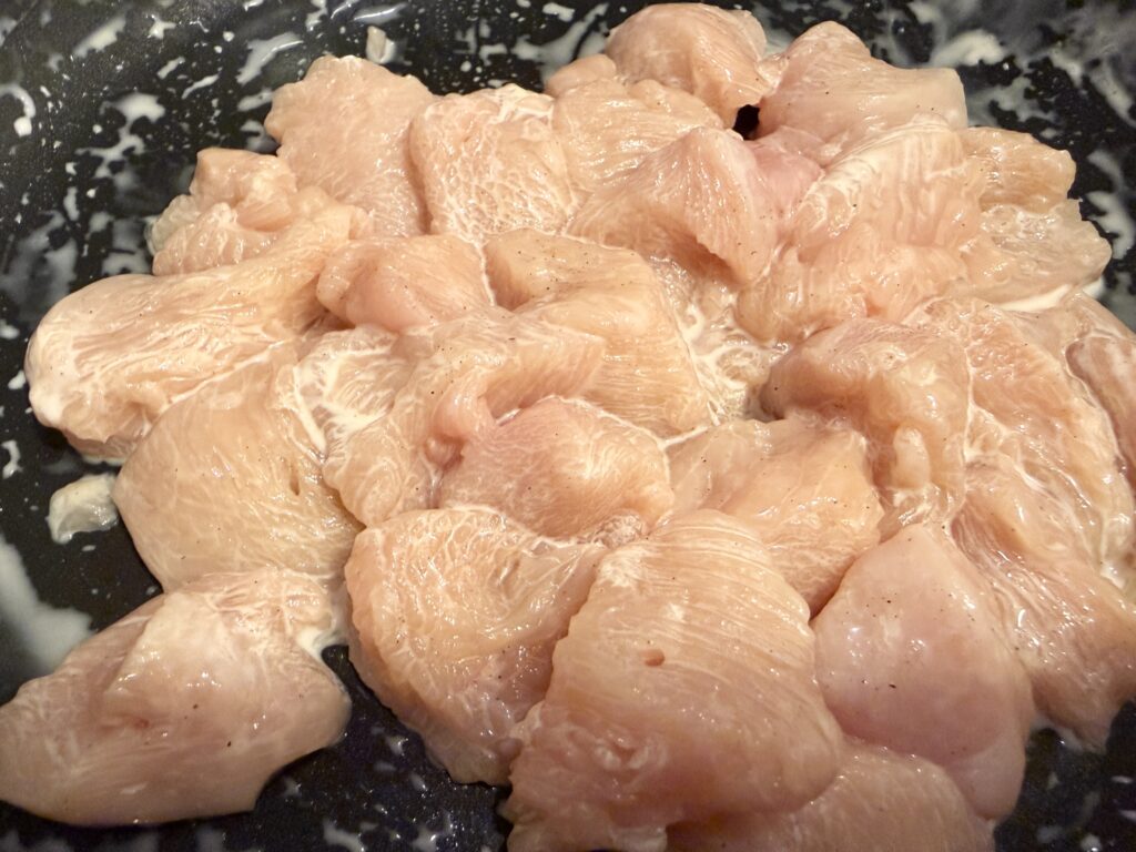 鶏むね肉をフライパンでカットした状態