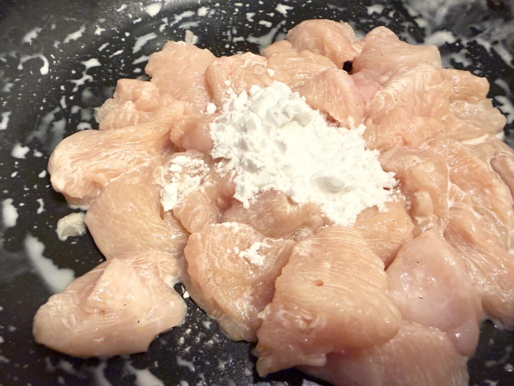 鶏むね肉に片栗粉をまぶしている状態