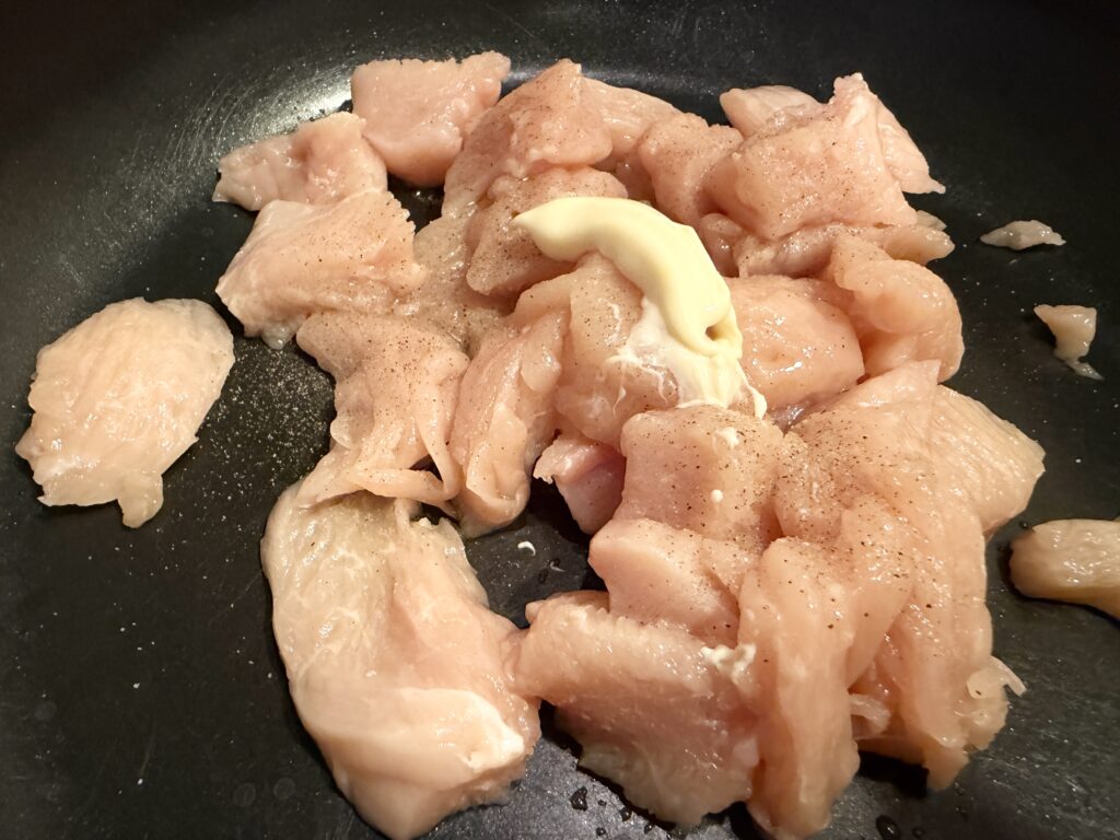 鶏むね肉にマヨネーズと塩こしょうを加えた状態
