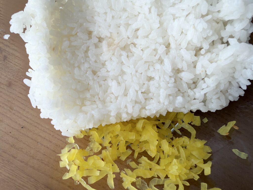 ご飯とたくあんを混ぜるチュモッパの準備