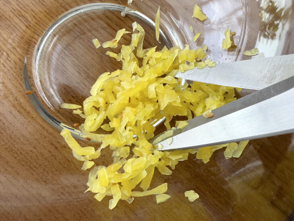 チュモッパ用のたくあんを細かく刻む様子