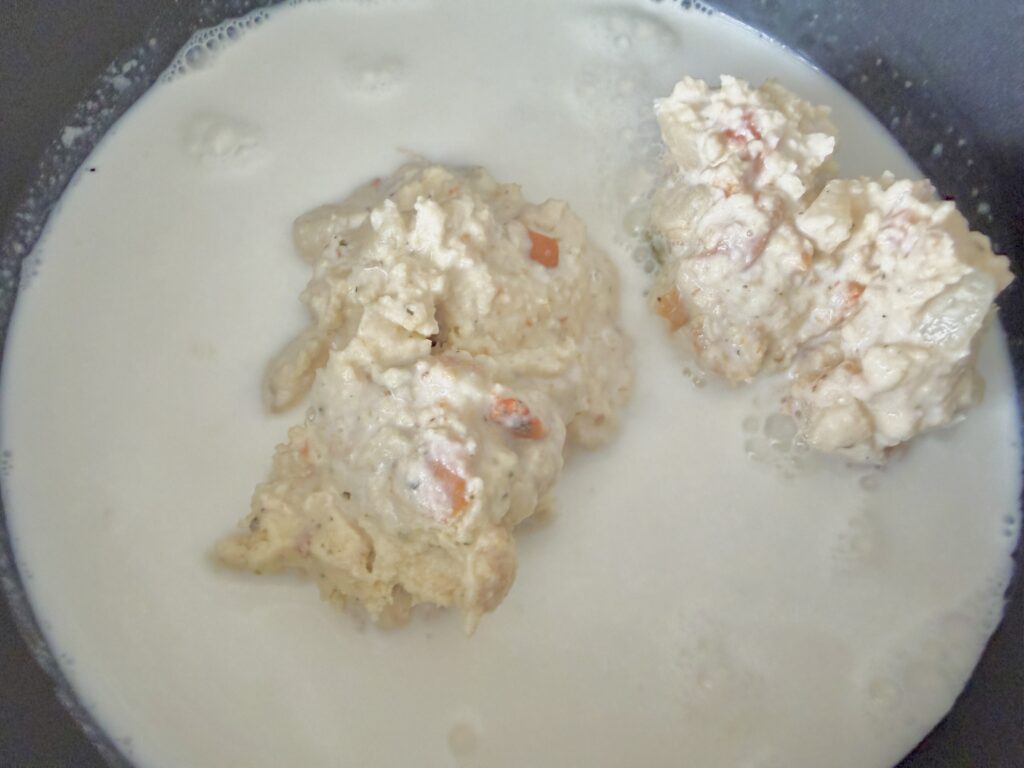 コストコ クラムチャウダー 牛乳で伸ばす 調理途中