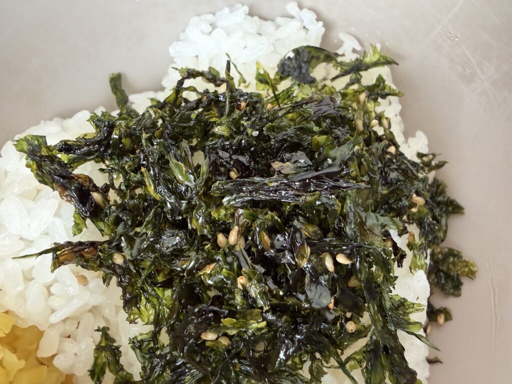 韓国海苔フレークをご飯にのせた簡単アレンジ