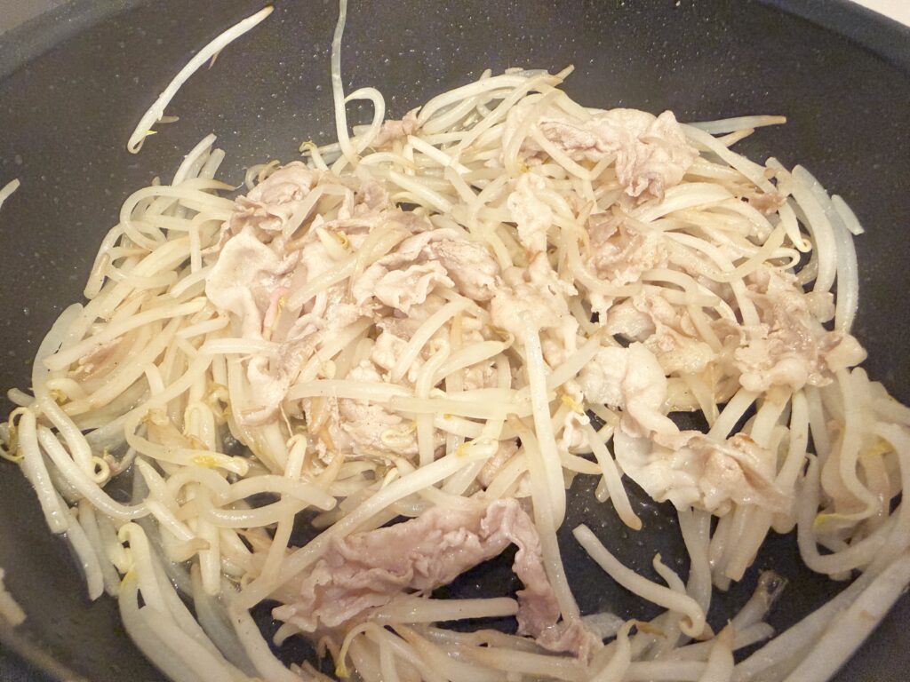 もやしと豚バラを炒めている様子