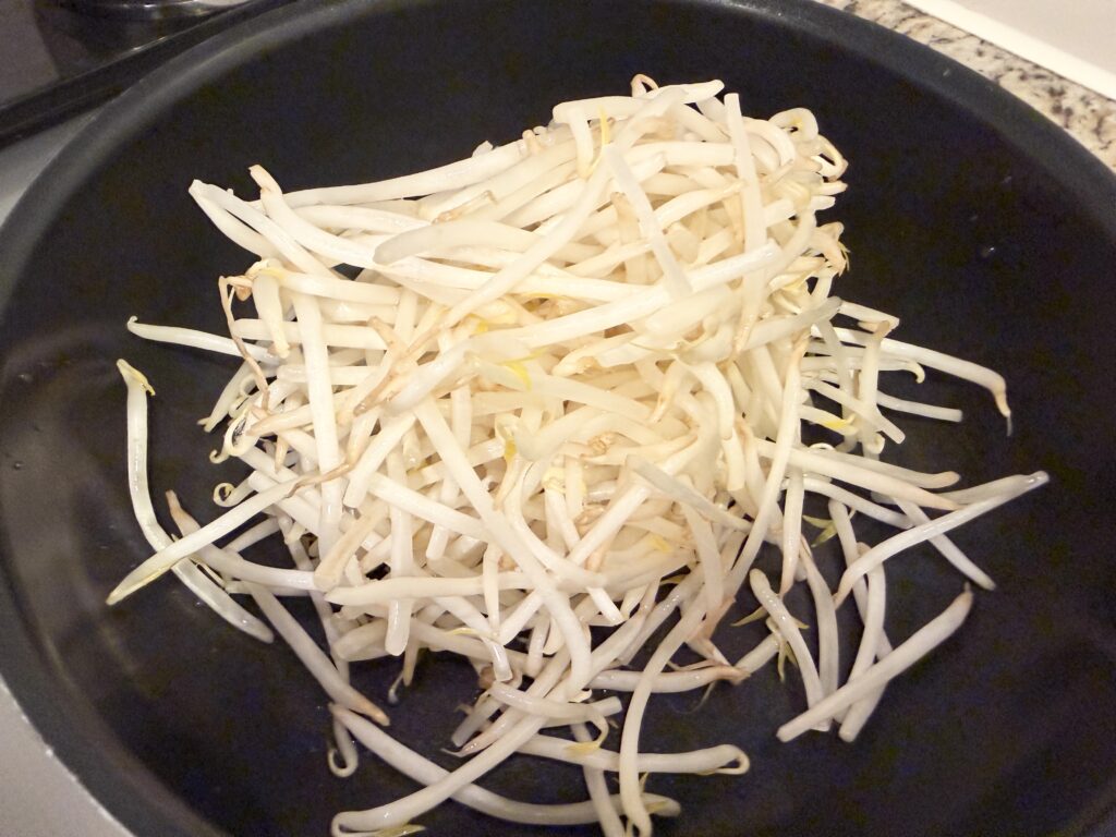 フライパンにもやしを入れた状態