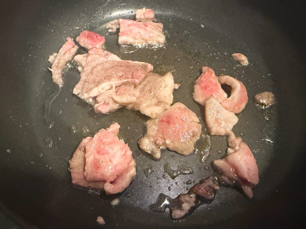 ビビンバ用の牛肉をフライパンで炒める様子