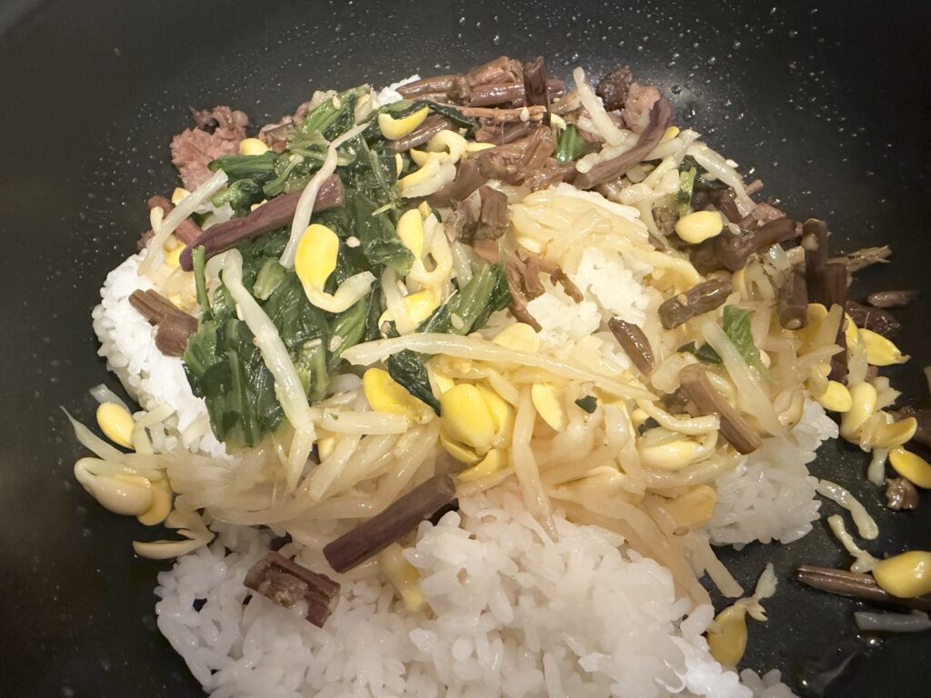 ご飯とナムルを加えたビビンバの調理工程