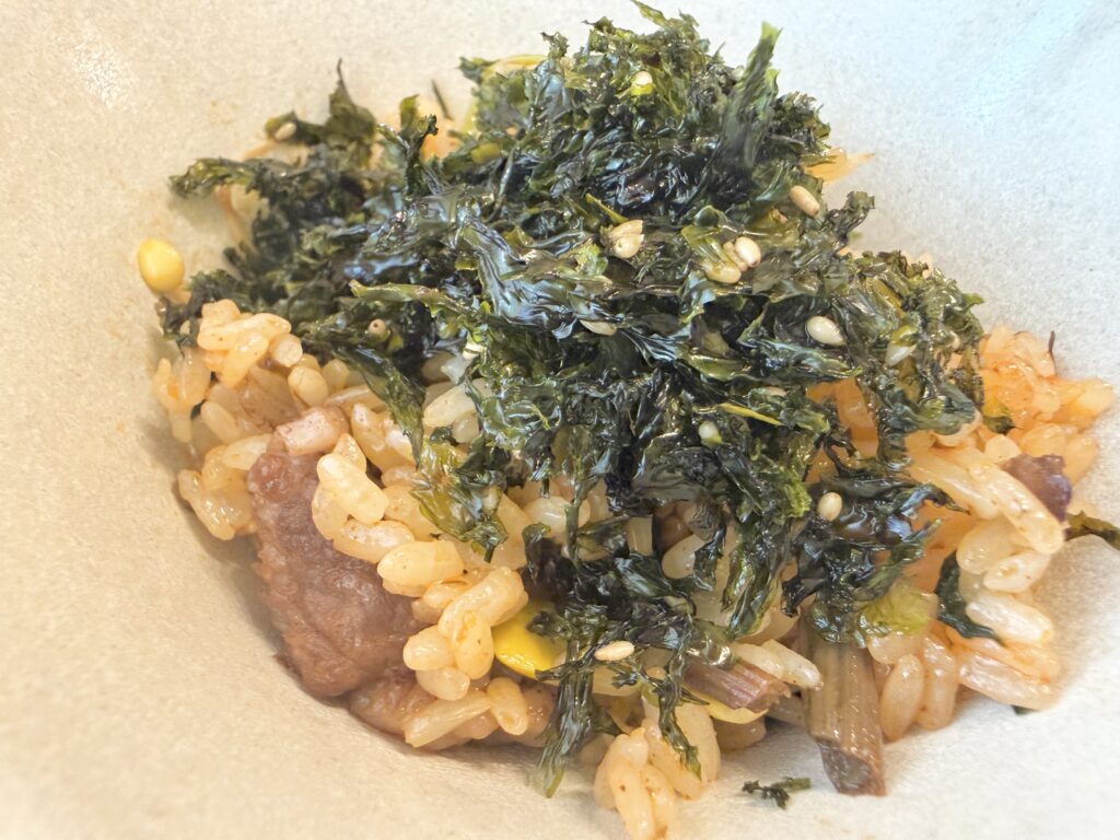 海苔フレークをトッピングしたビビンバ