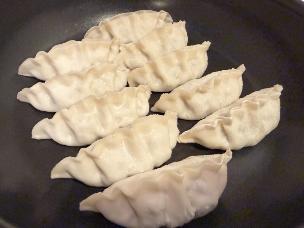 コストコ マンドゥ 焼く前 フライパンに並べた状態