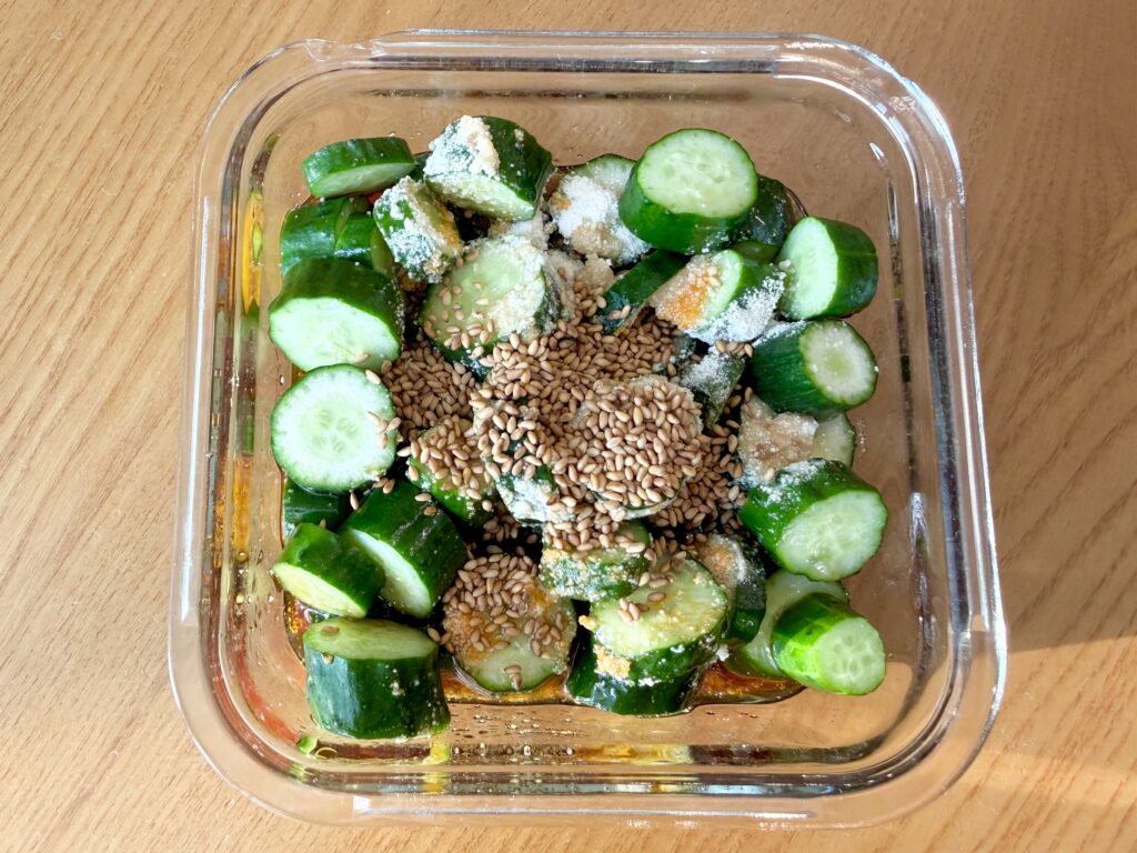 きゅうりに醤油 ごま油 ラー油 ごまを加えたピリ辛漬けの作り方