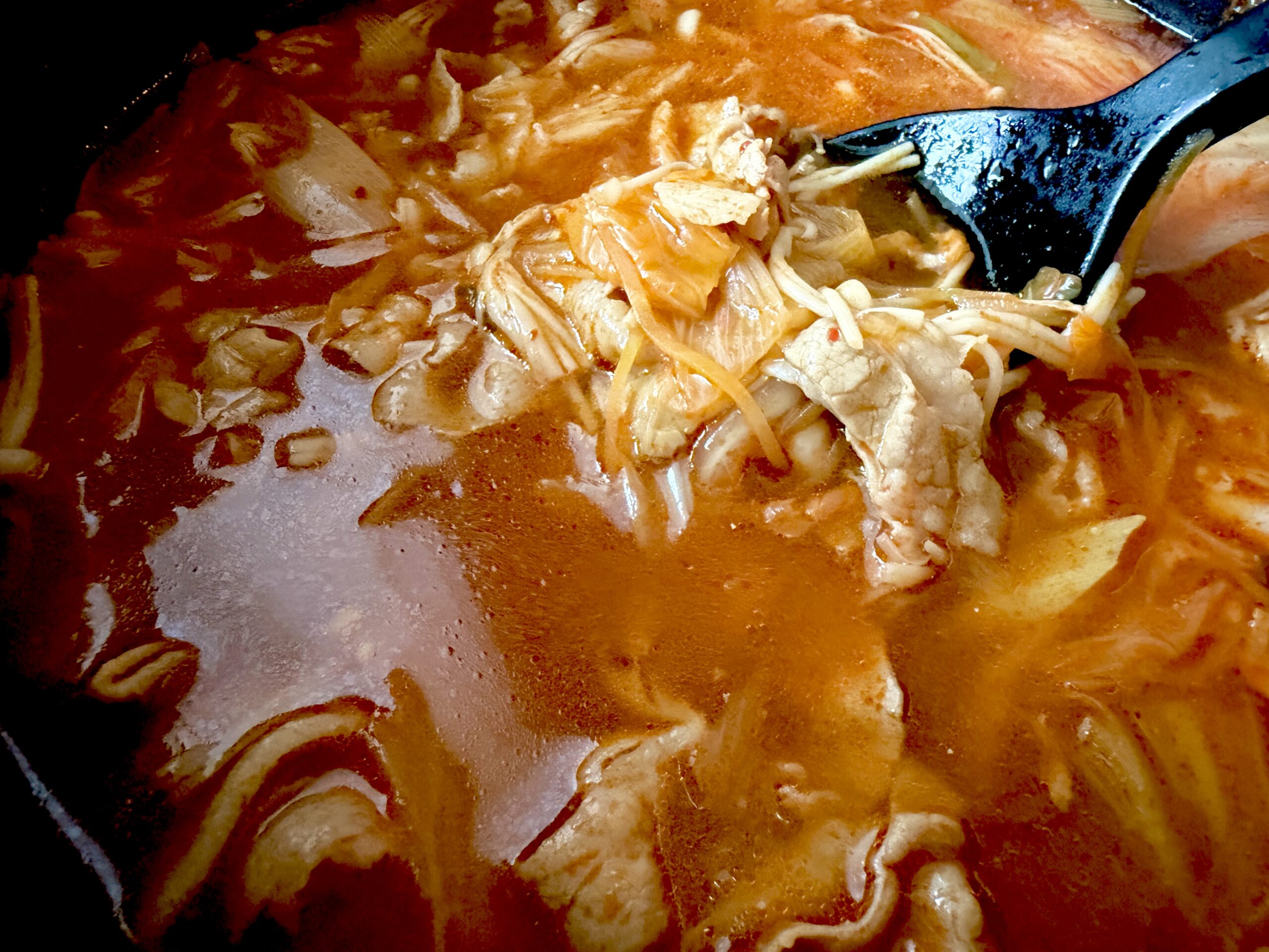 ダシダとコチュジャンで作る野菜たっぷり韓国スープの完成写真