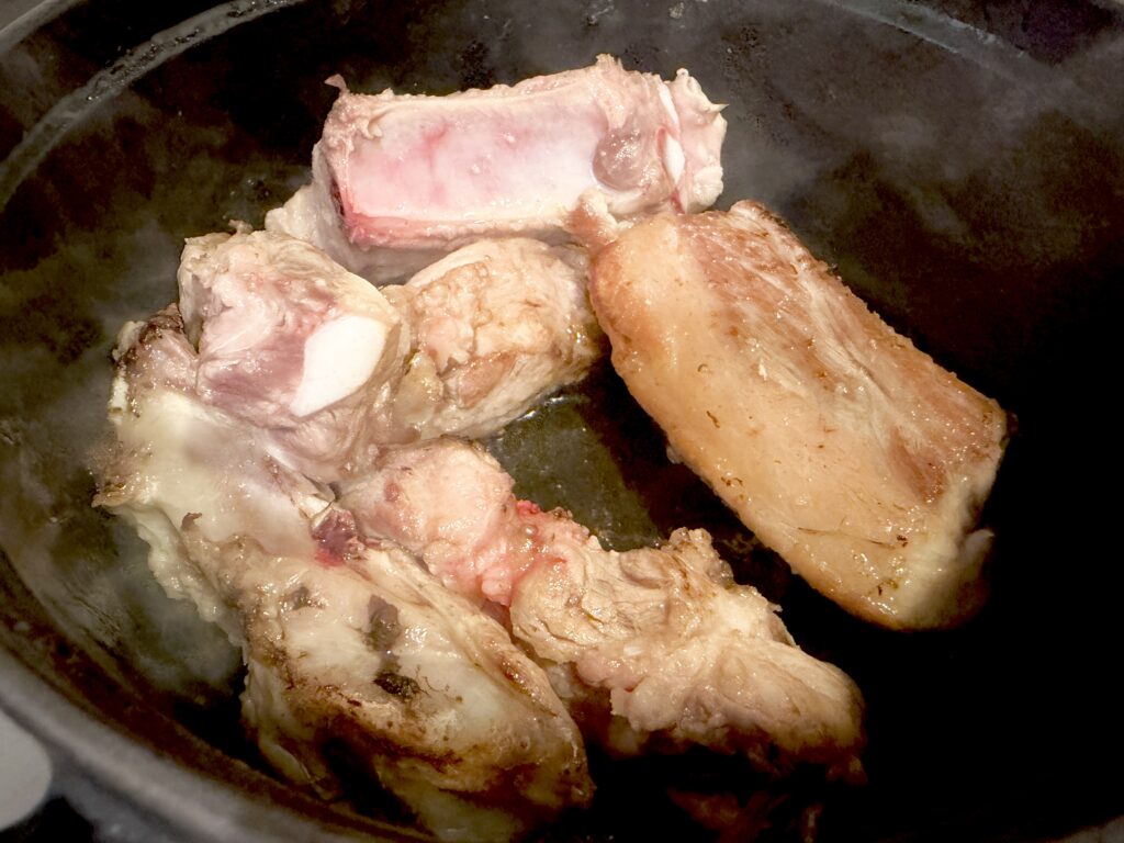 ストウブでスペアリブに焼き色を付ける様子