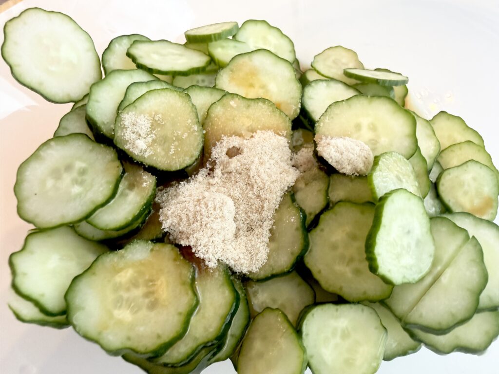 きゅうりに醤油・砂糖・ごま油を加えた様子