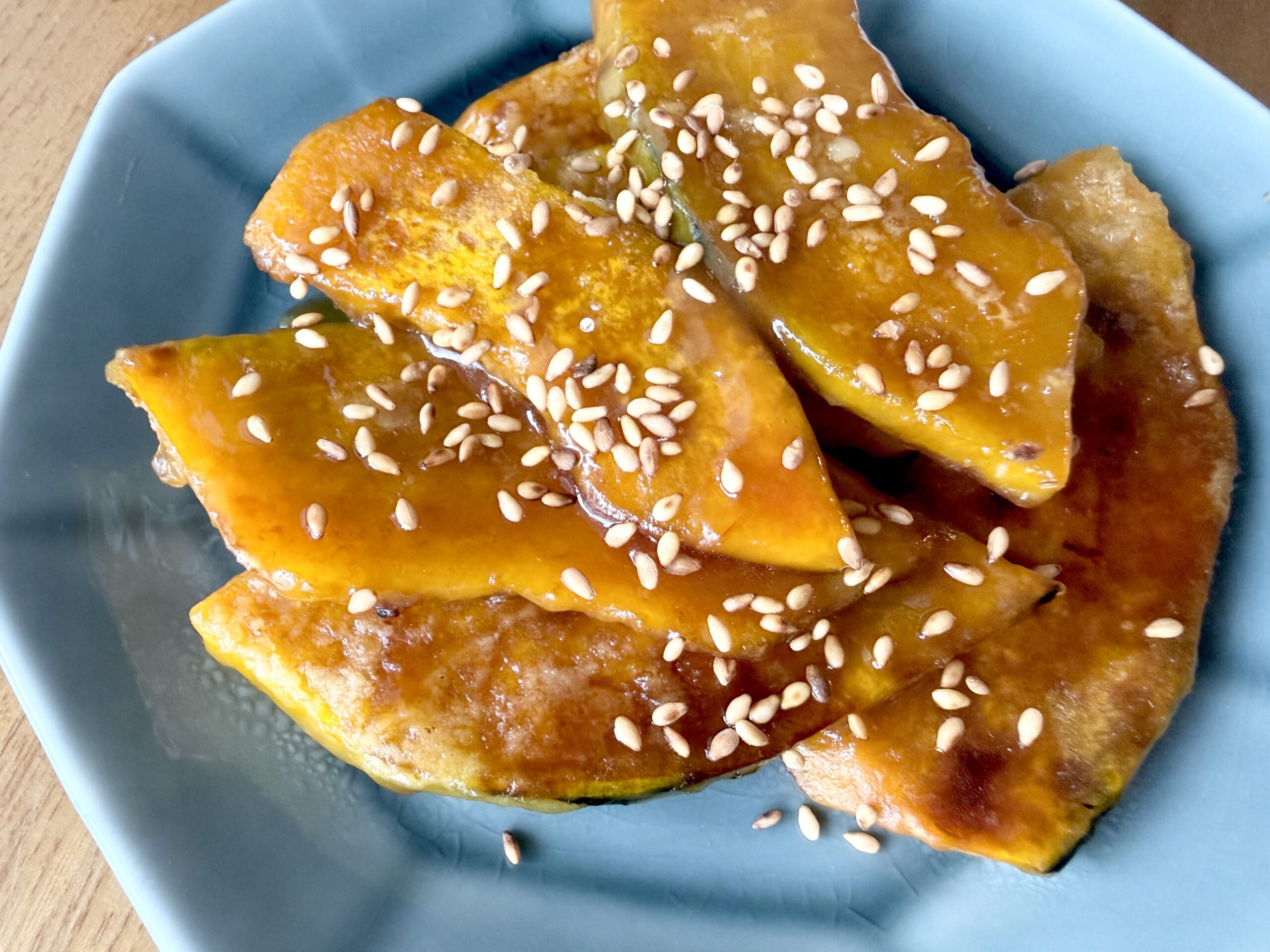 白ごまをかけたかぼちゃの甘辛焼き