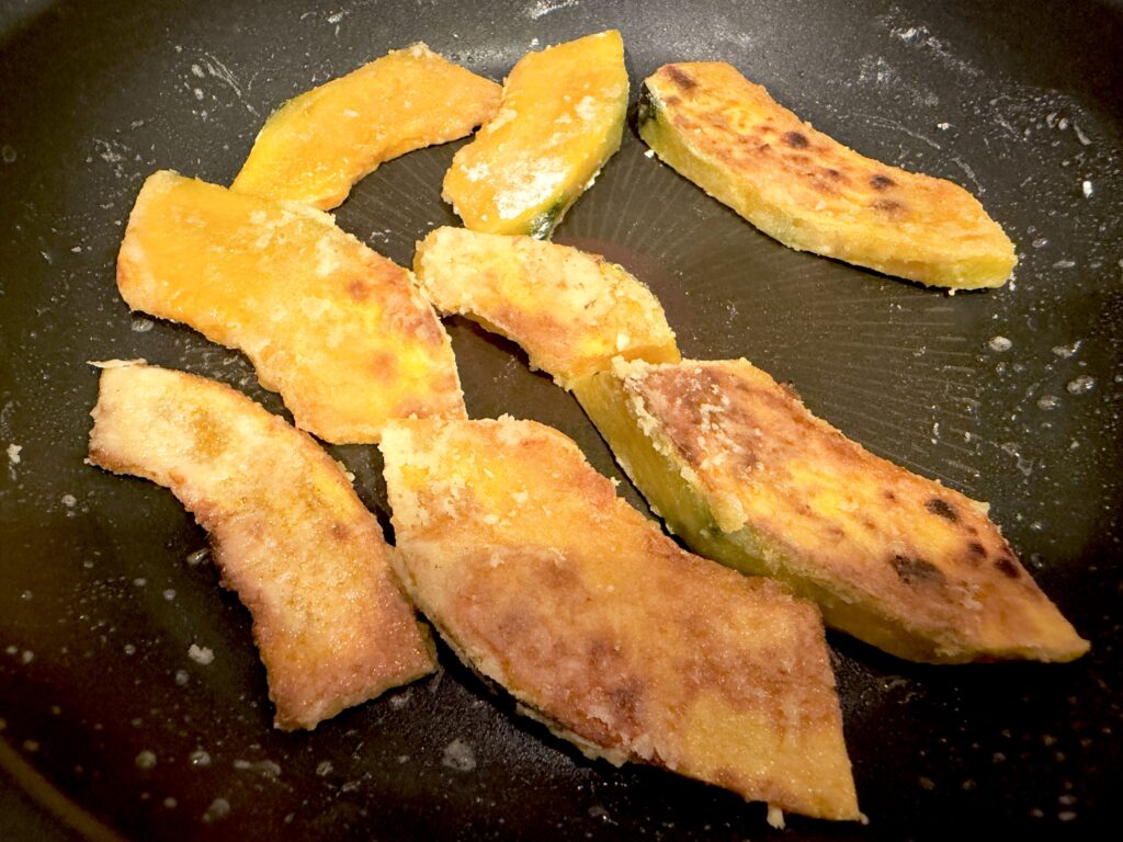 フライパンで両面を香ばしく焼いたかぼちゃ