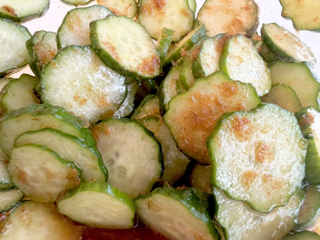 調味料ときゅうりを混ぜ合わせた様子