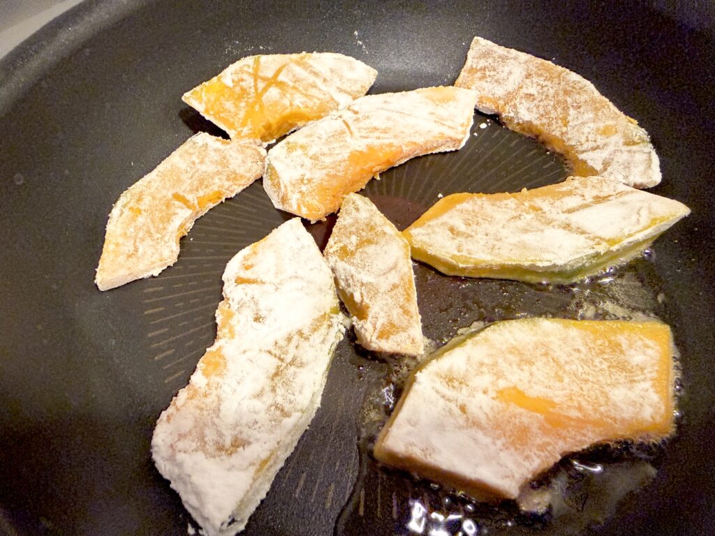 片栗粉をまぶしたかぼちゃをフライパンで焼く