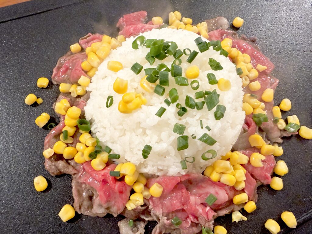 ご飯とコーン、小ねぎをのせたペッパーランチ風