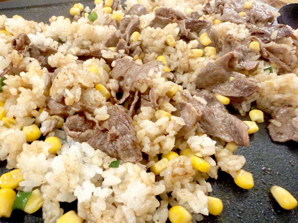 ホットプレートで作るペッパーランチ風ご飯の完成