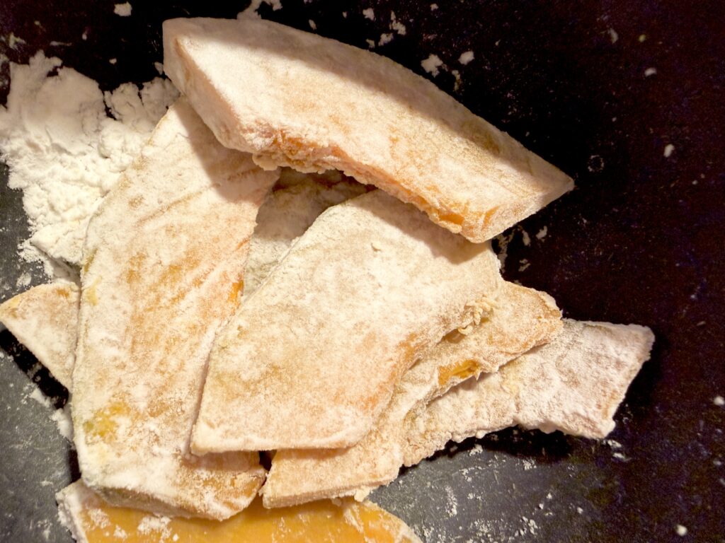 かぼちゃに片栗粉をまぶす工程