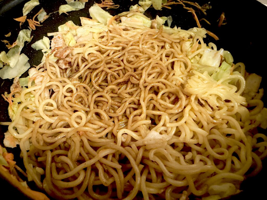 すき焼きのたれとソースを絡めて焼きそばを炒める