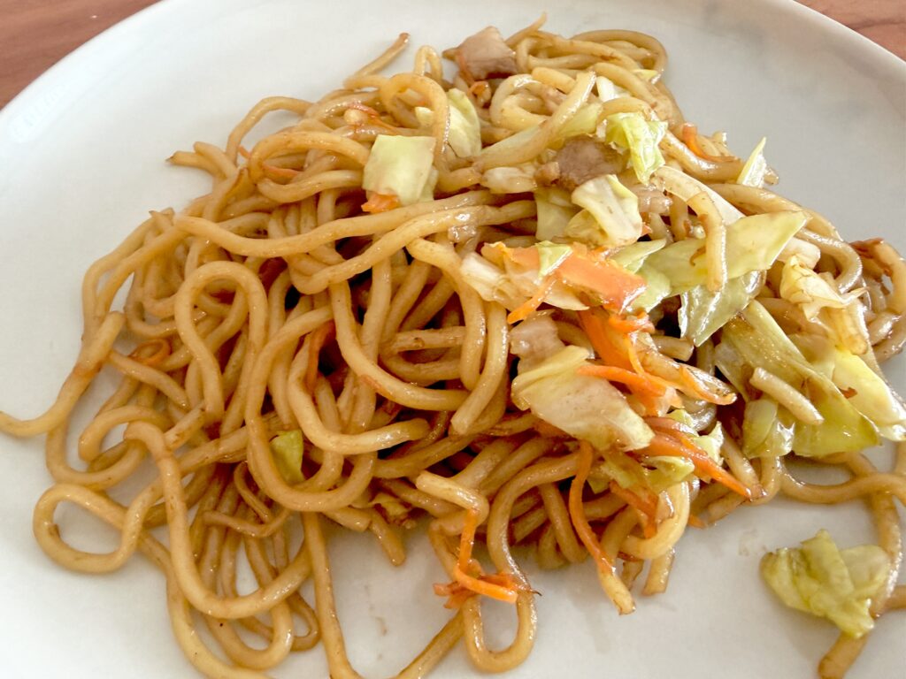 すき焼きのたれでコクを出した焼きそばの完成写真