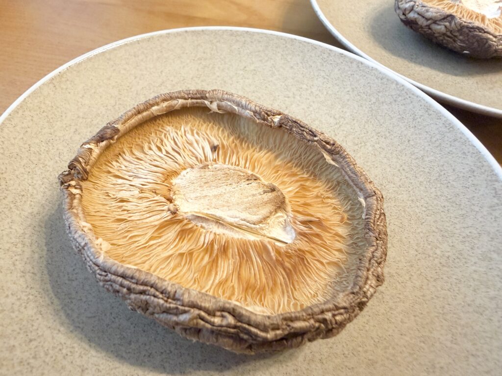 ノンフライヤーで丸ごと焼いた肉厚椎茸