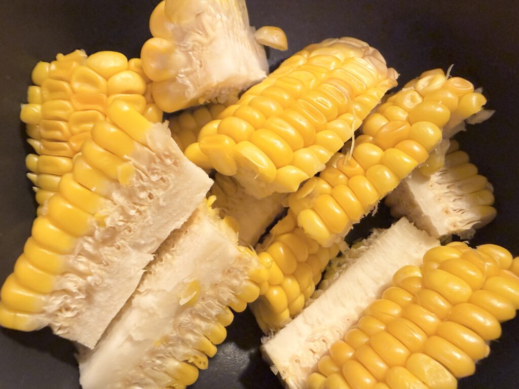芯を残して食べやすく切ったとうもろこし