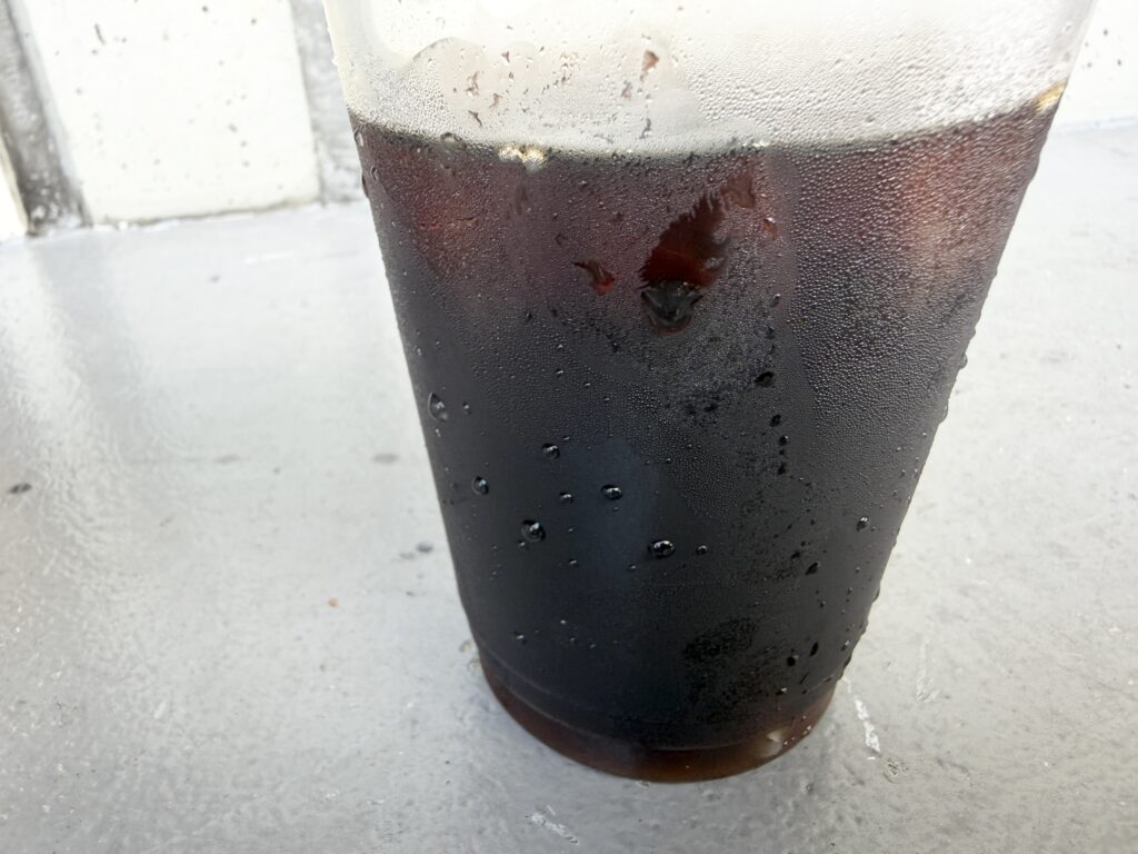 コストコのアイスコーヒーをカップ越しにアップで撮影