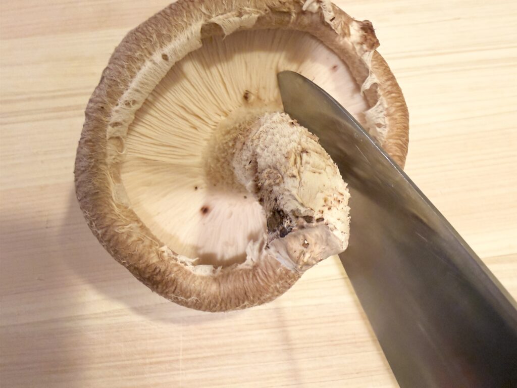 大きい椎茸の軸を包丁で切る下ごしらえ