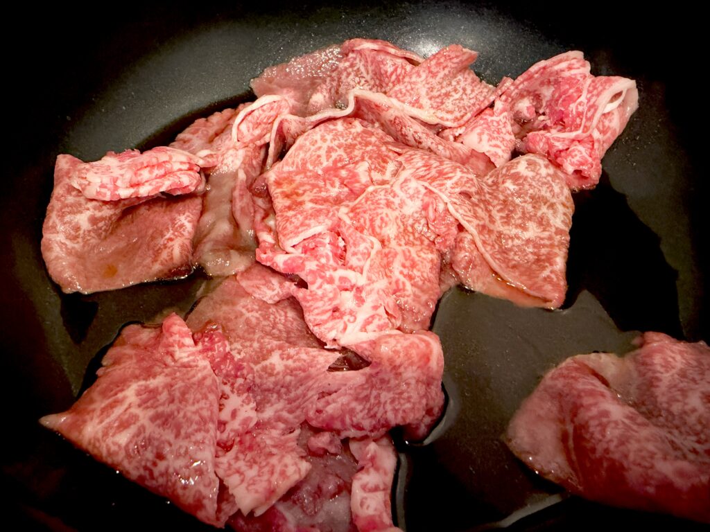 すき焼き用の牛肉を最初に焼く工程