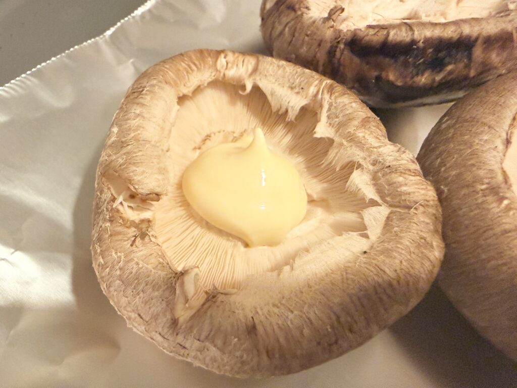 大きい椎茸にマヨネーズをのせる工程
