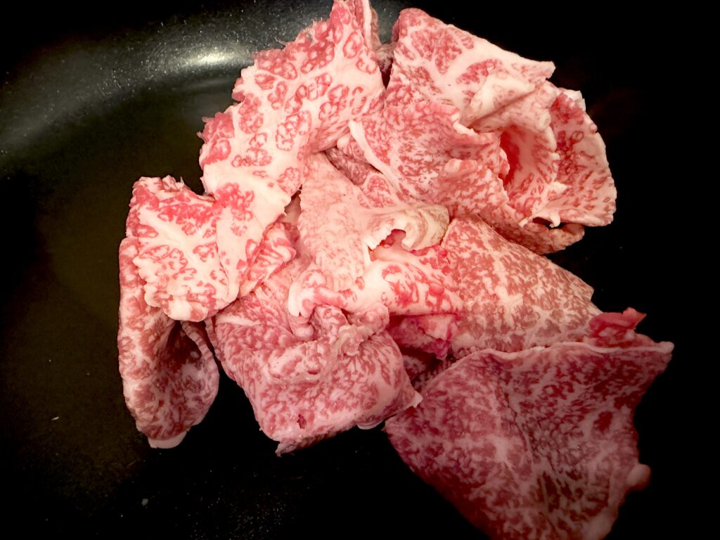 鍋に入れたすき焼き用の牛肉400g