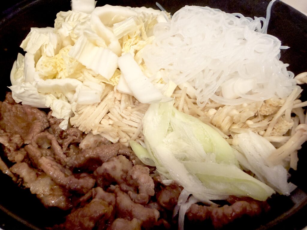 牛肉に白菜・長ねぎ・えのき・しらたきを加える