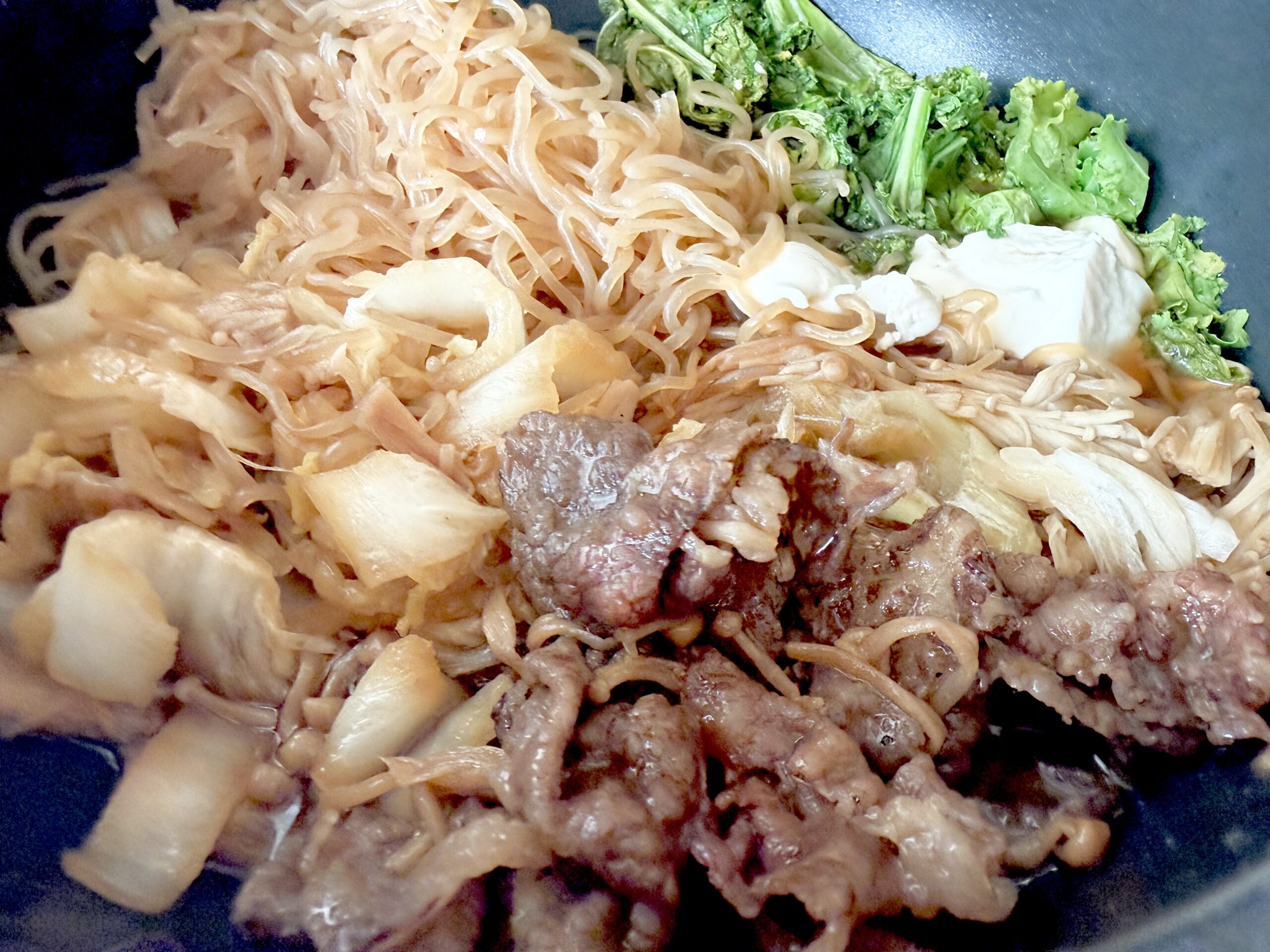 ケールと豆腐を加えた牛肉すき焼き