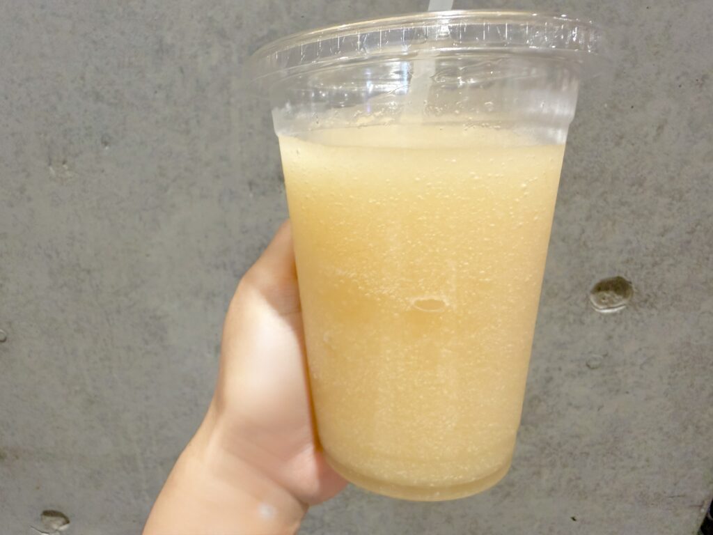 コストコのフードコートで購入したレモネードスムージー