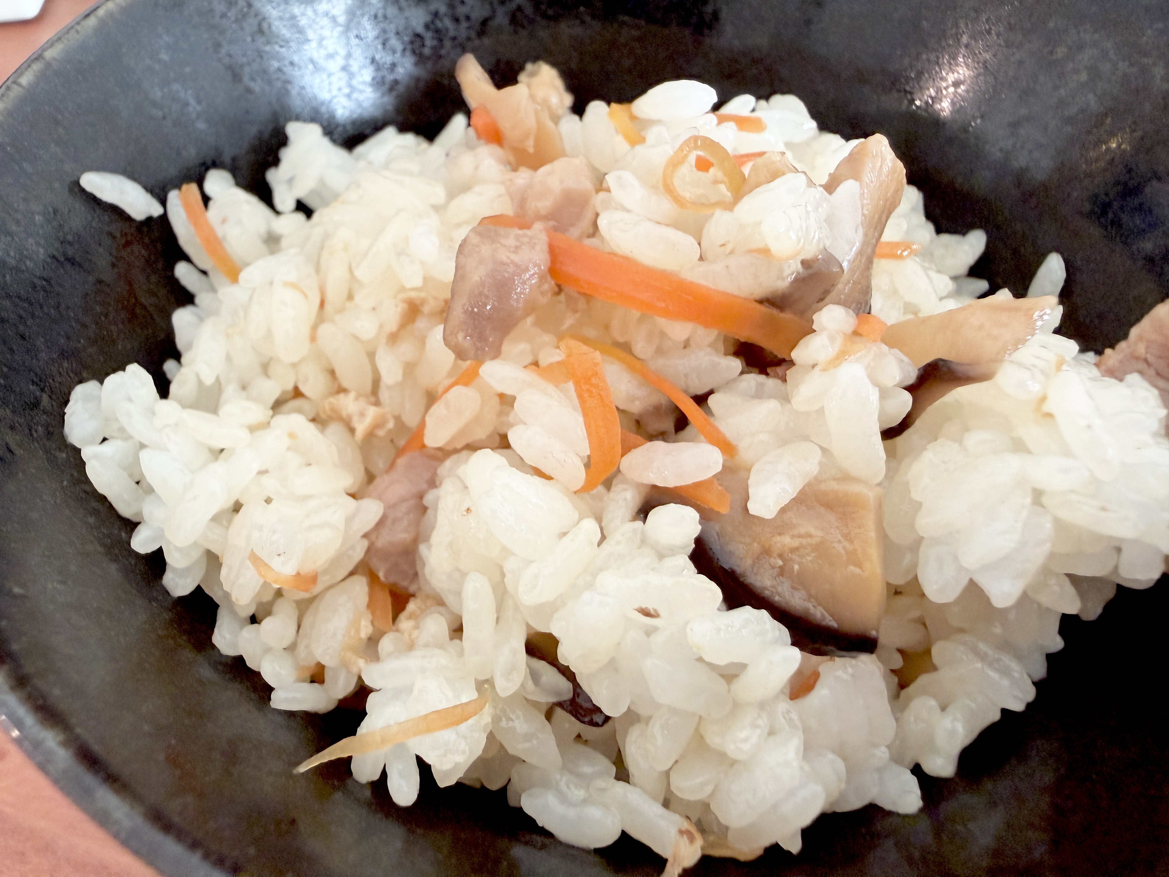 鶏肉・にんじん・しいたけ・油揚げで作った甘辛混ぜご飯