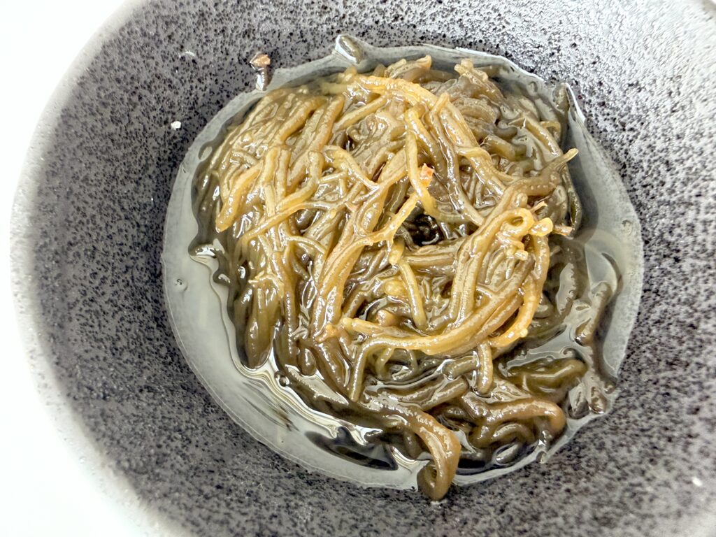 器に盛り付けたコストコの味付もずく
