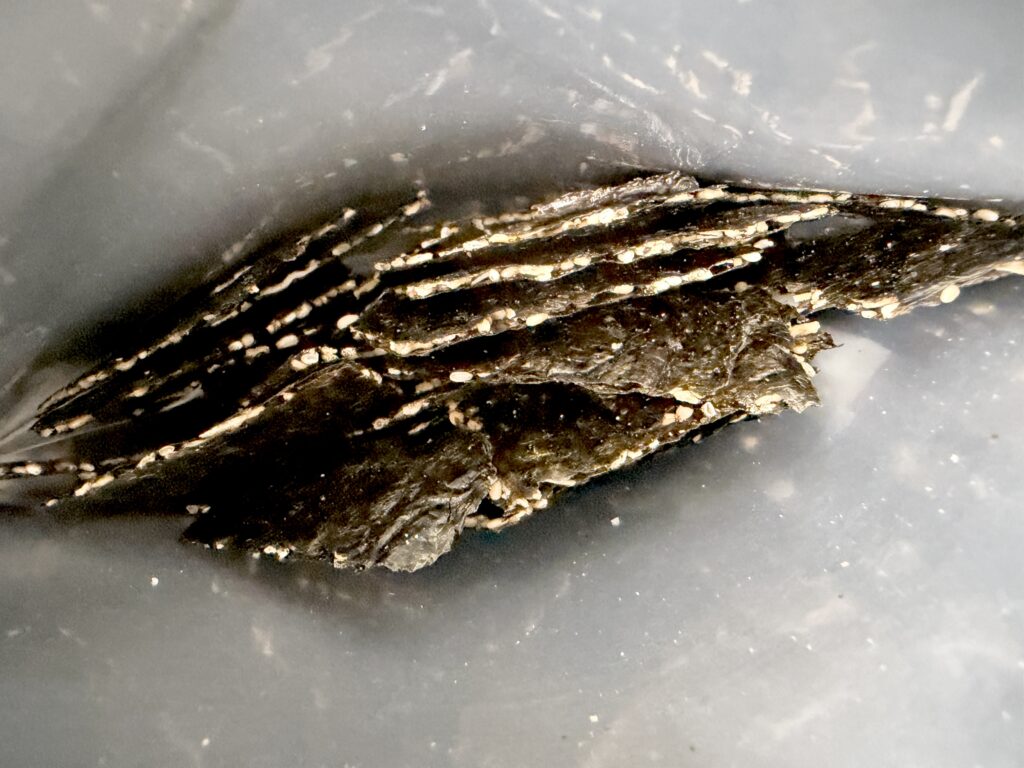 袋に入った海苔スナック小魚の内容量と枚数の様子