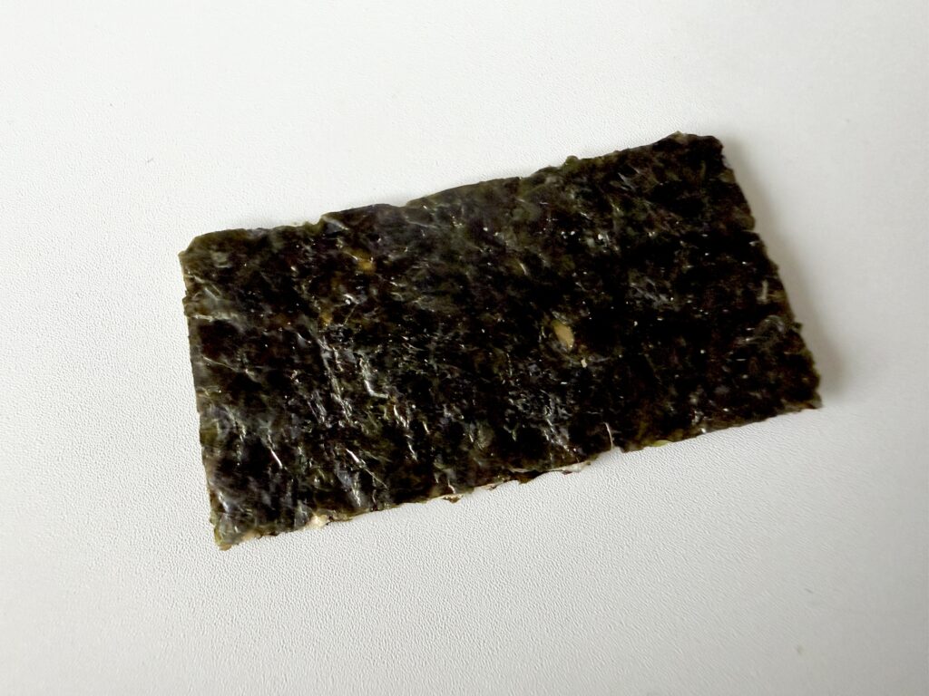 海苔の間に小魚とごまを挟んだ海苔スナック