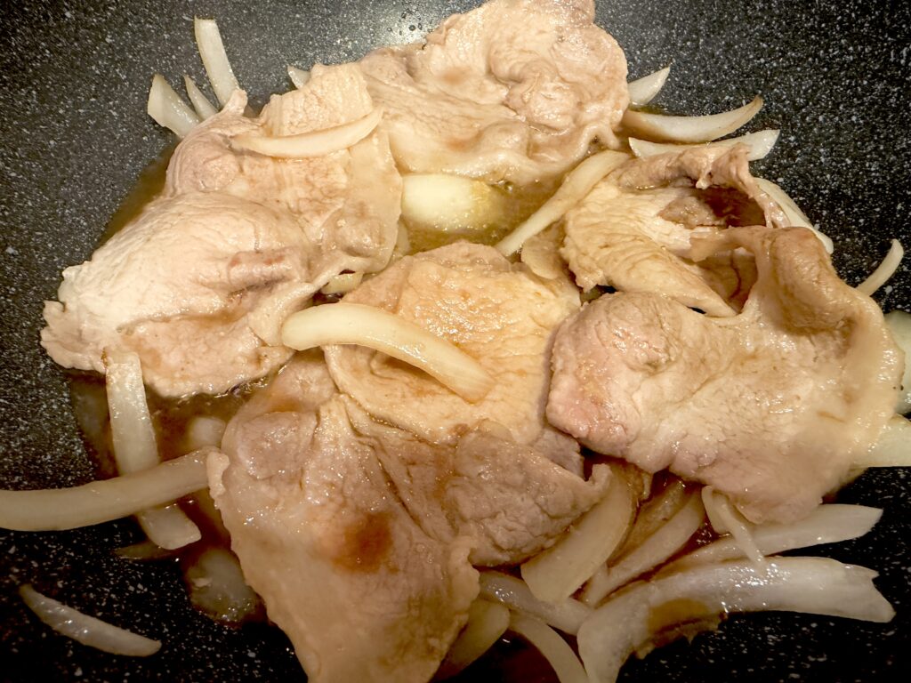にんにくたっぷり生姜焼きに甘辛いタレを加えた様子