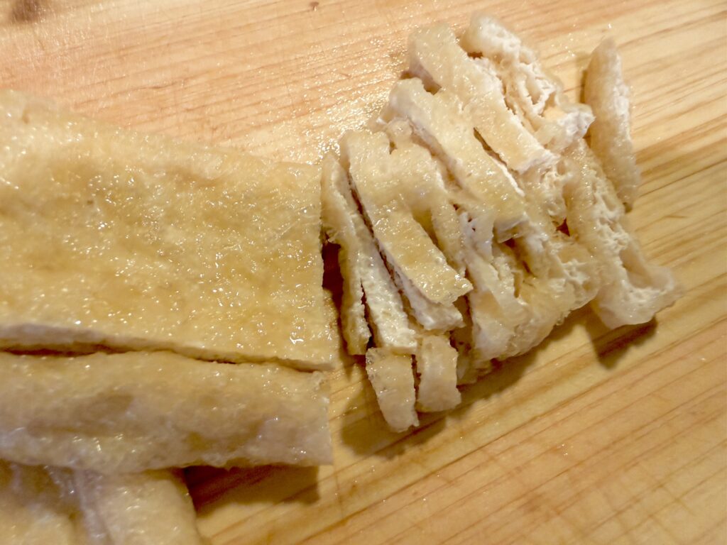 油抜きをして細切りにした混ぜご飯用の油揚げ