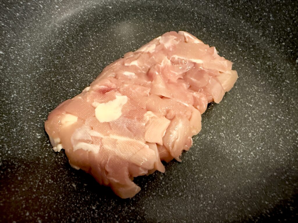 混ぜご飯用に小さく切った鶏もも肉200g