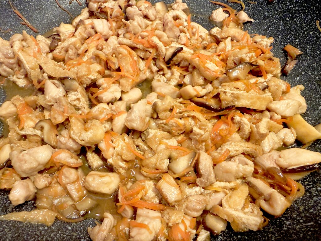 醤油やみりんで甘辛く煮詰めた鶏肉と油揚げの混ぜご飯の具