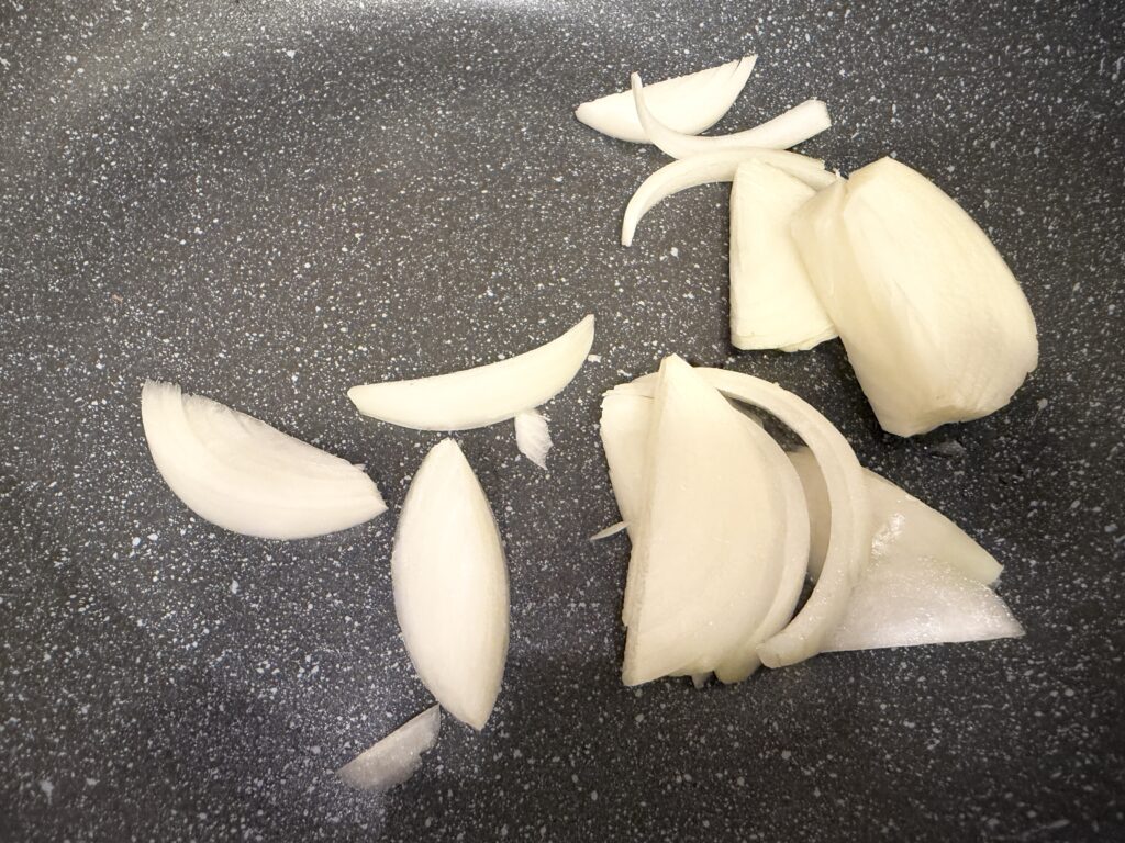 にんにくたっぷり生姜焼きに使う玉ねぎのくし切り